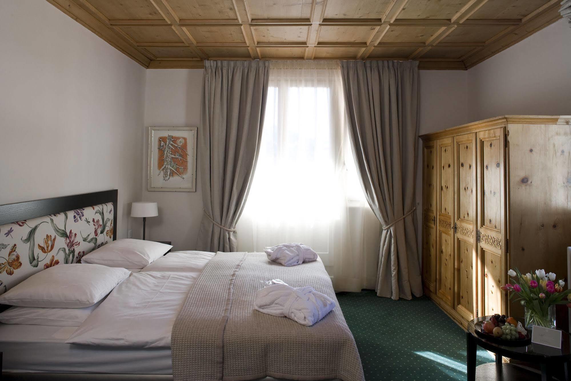 Morosani Schweizerhof Hotel Davos Room photo